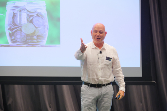 Professor Roni MICHAELY, Co-Director of HKU Jockey Club Enterprise Sustainability Global Research Institute, introduces the Institute’s mission, initiatives and research team.