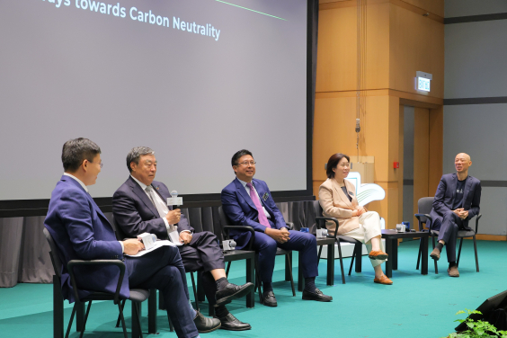 (From second left) Dr. Weihua MA, Chairman of China Entrepreneur Club, Chairman of National fund for Technology Transfer and Commercialization and Former Executive Director, President and CEO of China Merchants Bank; Dr. Mingchun SUN, Vice Chairman of Chinese Financial Association of Hong Kong; Ms. Xiaoshu WANG, Head of APAC ESG & Climate Research of MSCI; and Mr. Kam-sing WONG, GBS, JP, Former Secretary for the Environment of HKSAR and Distinguished Department of Architecture Fellow of The University of Hong Kong, participate in the panel discussion titled “Pathways towards Carbon Neutrality”, moderated by Professor Guojun HE (first left), Director of HKU Jockey Club Enterprise Sustainability Global Research Institute.